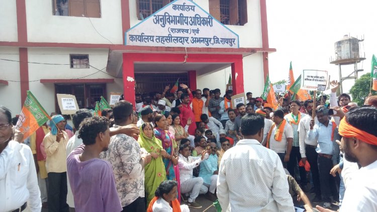 भाजयुमो कार्यकर्ताओ ने एसडीएम कार्यालय में बोला हल्ला , टूटे बैरिकेट्स।