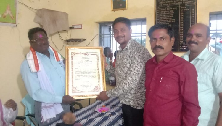 सुंदरकेरा में पटवारी एवम पशु चिकित्सक को सम्मानित कर विदाई दी गई।