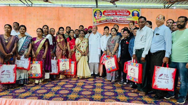 सद्भावना कुटी में विधायक धनेंद्र साहू द्वारा सेवानिवृत्त एवं उत्कृष्ट शिक्षकों का किया गया सम्मान।