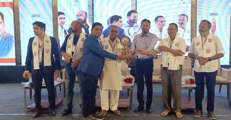 छत्तीसगढ़िया वाणिज्य एवं व्यापार महासंघ ने ईश्वर पटेल को उत्कृष्ट व्यापारी सम्मान से किया सम्मानित।