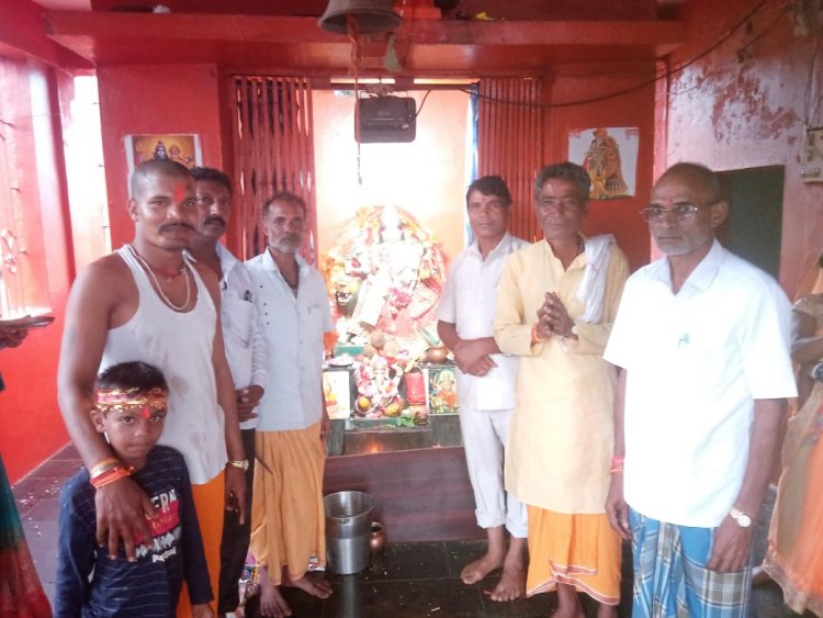 दुर्गाष्टमी पर अपने निर्वाचन क्षेत्र के मंदिरों में दर्शन करने पहुंचे जनपद सदस्य संतराम साहू।