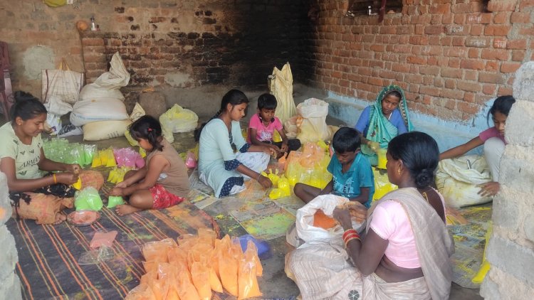 इकोफ्रेंडली आर्टिस्ट रानी निषाद ने तैयार किया हर्बल गुलाल,पानी व प्रकृति बचाने की अपील