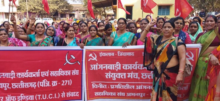 आंगनबाड़ी कार्यकर्ता एवं सहायिकाओं को धरना देते हुआ 39 दिन , सरकार के खिलाफ जमकर की गई नारे बाजी