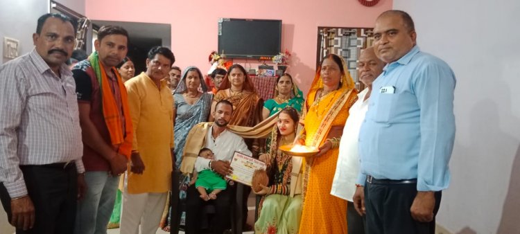 दतरेंगा में बेटी बचाओ बेटी पढ़ाई के पदाधिकारियों ने कन्या पूजन कर दिया आशीर्वाद