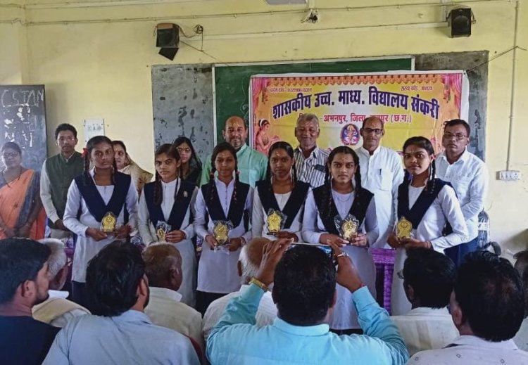 संकरी हाई स्कूल में मनाया गया शाला प्रवेश उत्सव,बच्चो को बांटी गई मिठाई