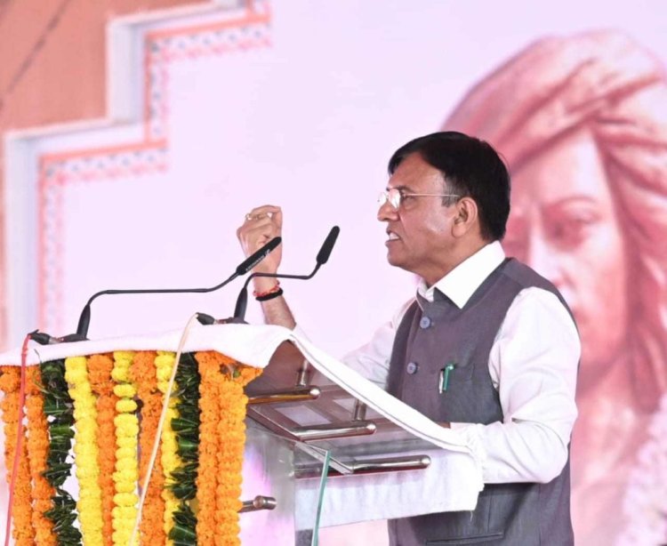 बिरसा मुंडा जयंती पर जशपुर में भव्य पदयात्रा : केंद्रीय मंत्री मंडाविया ने कहा – देश के विकास और सामाजिक सरोकार से जुड़ें युवा, सीएम बोले – जनजातीय संस्कृति का गौरव गान ही सनातन संस्कृति का गौरव गान