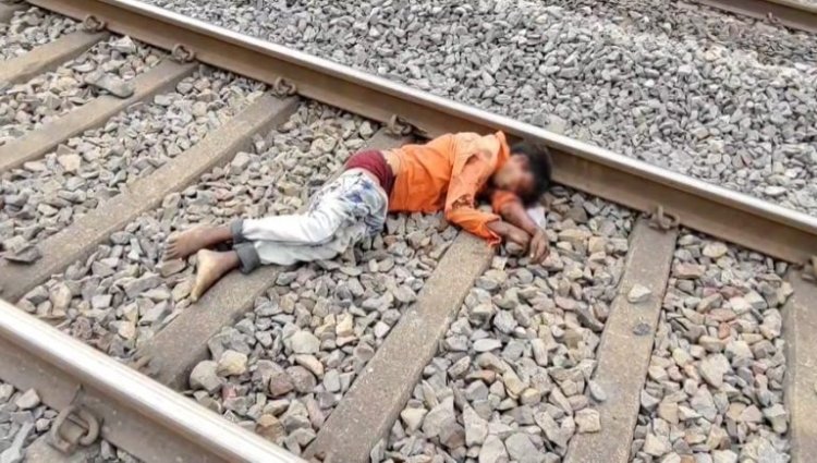 हॉर्न बजाता रहा लोको पायलट, फिर भी चलती मालगाड़ी के सामने कूद गया युवक, कटकर हुई मौत