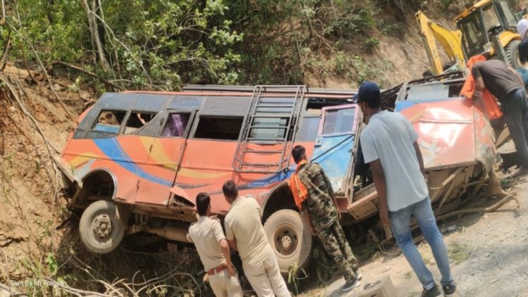 CG Breaking News : बारातियों से भरी बस पलटी, तीन लोगों की मौत, कई घायल, मौके पर मची चीख-पुकार